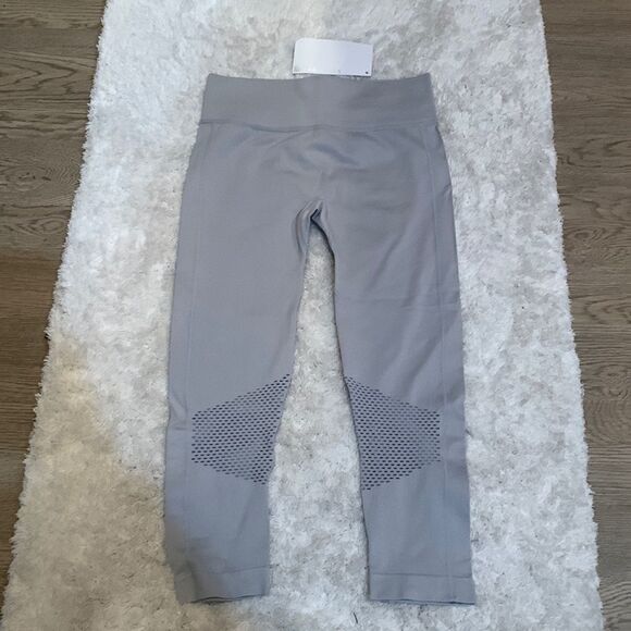 NWT Fabletics light gray Capri legging.  XS - Picture 1 of 8